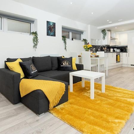 Hermes Apartment - The Messenger Of Town Southampton Esterno foto