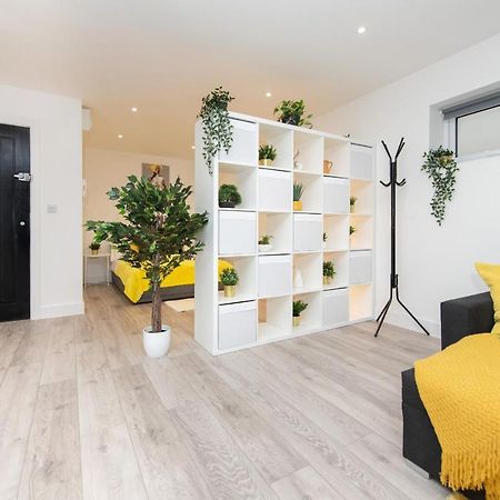 Hermes Apartment - The Messenger Of Town Southampton Esterno foto